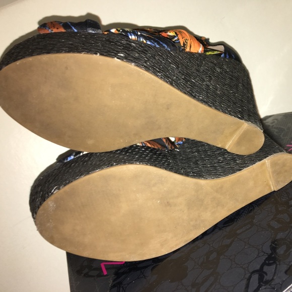 Material Girl “Tropical” black Wedge Sandals - Picture 2 of 7